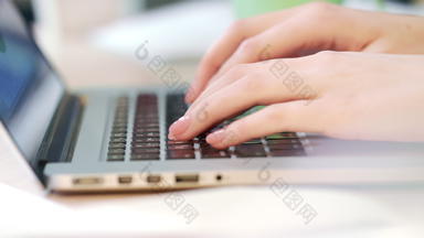 女人手工作移动PC电脑工人打字键盘